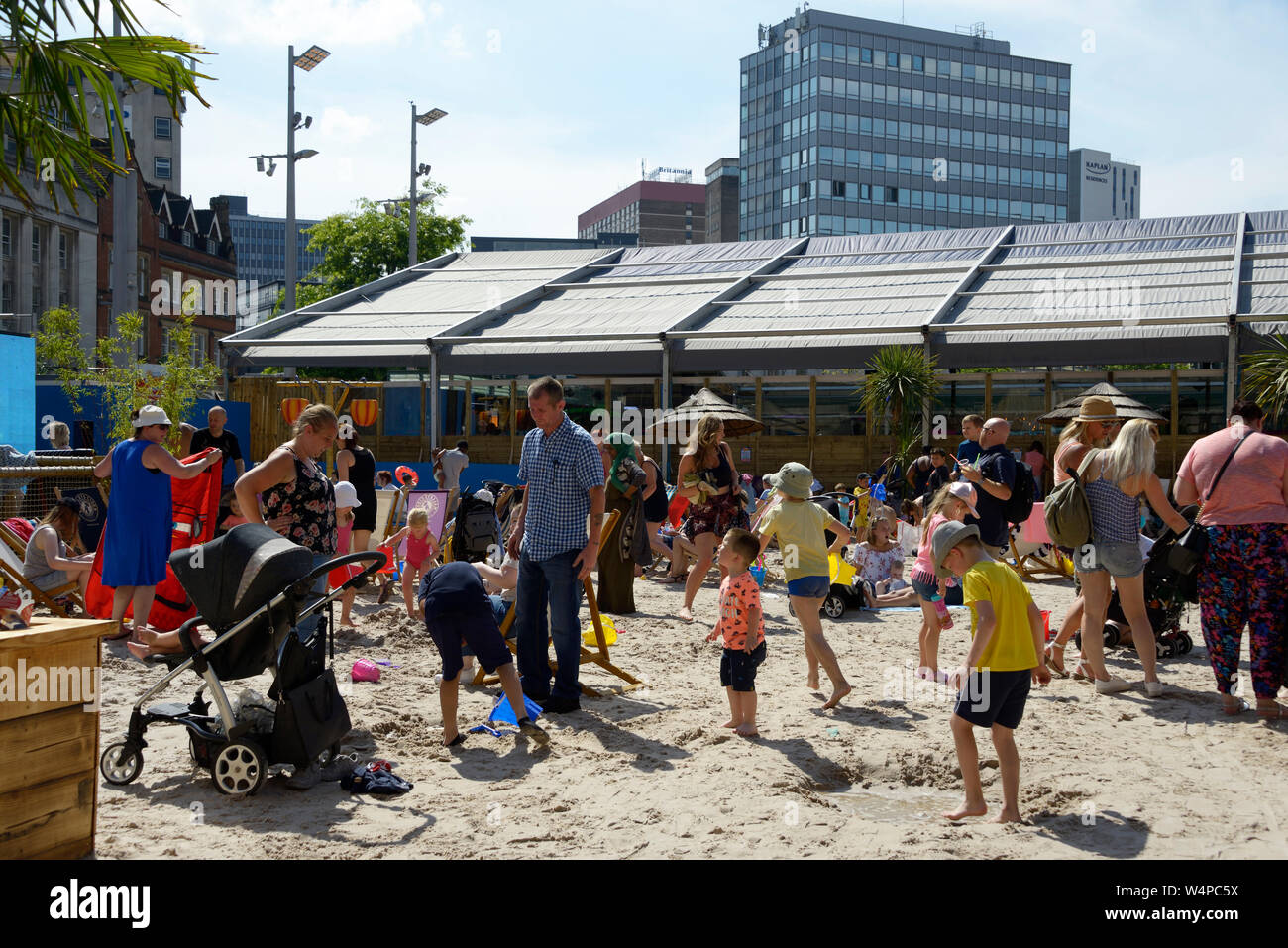 Families on the beach hi-res stock photography and images - Alamy
