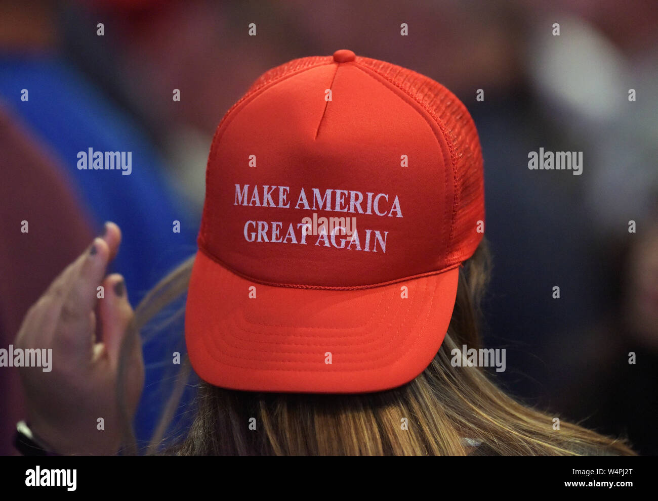 RED Foam Front MAKE AMERICA GREAT AGAIN Trump Mesh HAT with Rope 