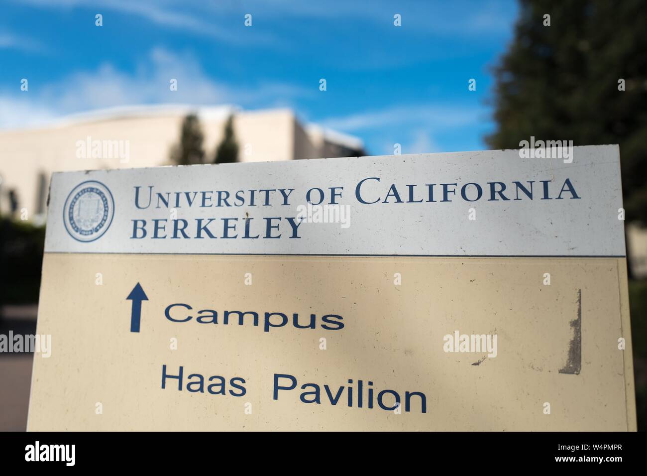 Close-up of sign with text reading University of California Berkeley with arrow directing visitors to the campus of UC Berkeley in Berkeley, California, October 9, 2018. () Stock Photo