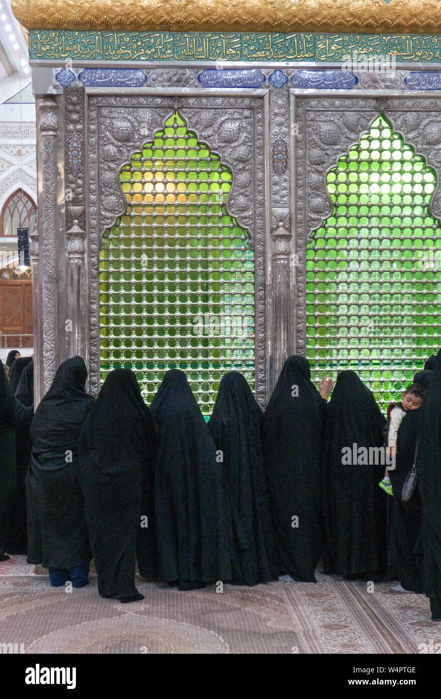 Women praying in front of the tomb of Ayatollah Khomeini in the Holy Shrine, Tehran, Iran Stock Photo