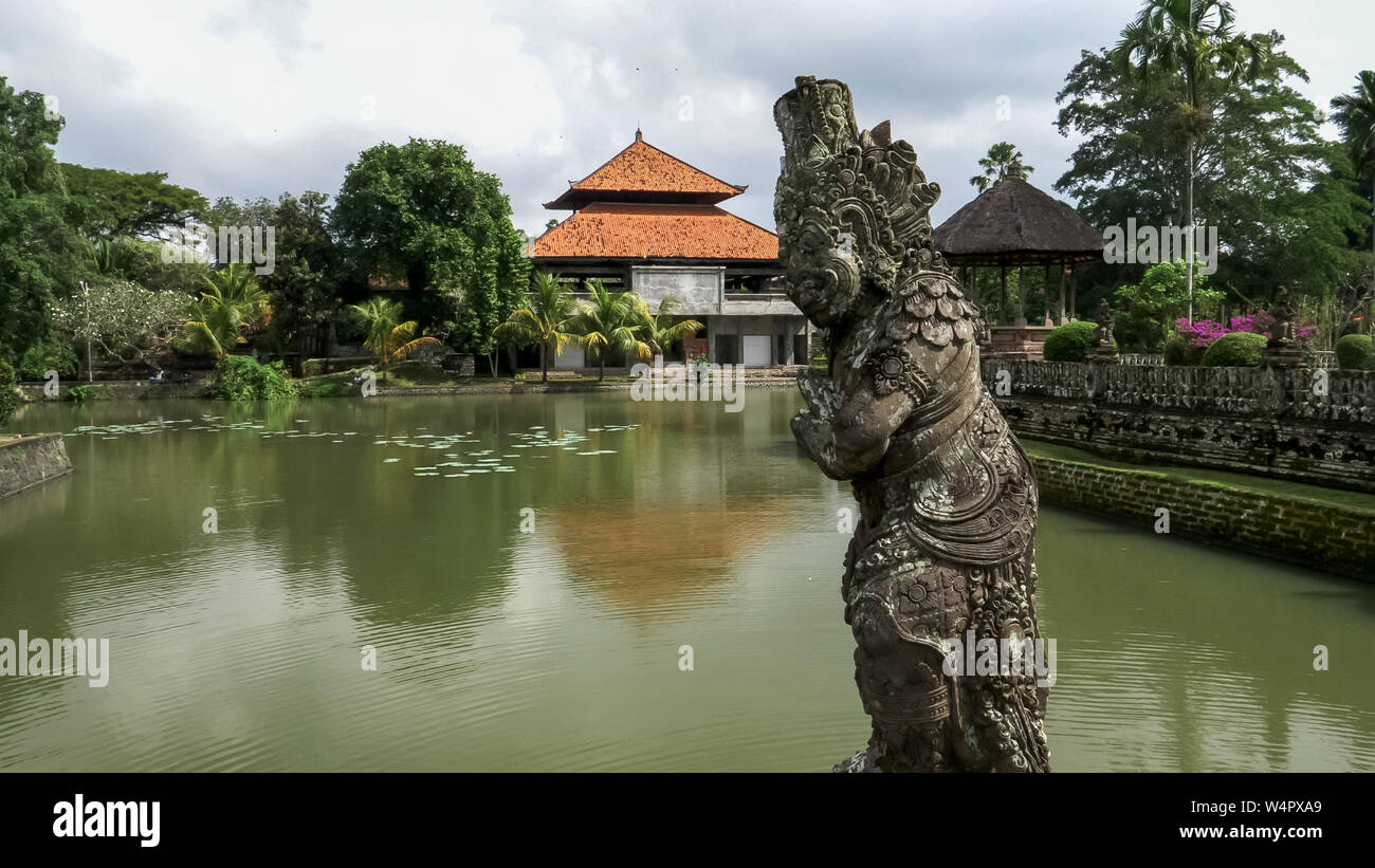 wide shot of a statue and moat at taman ayun temple Stock Photo
