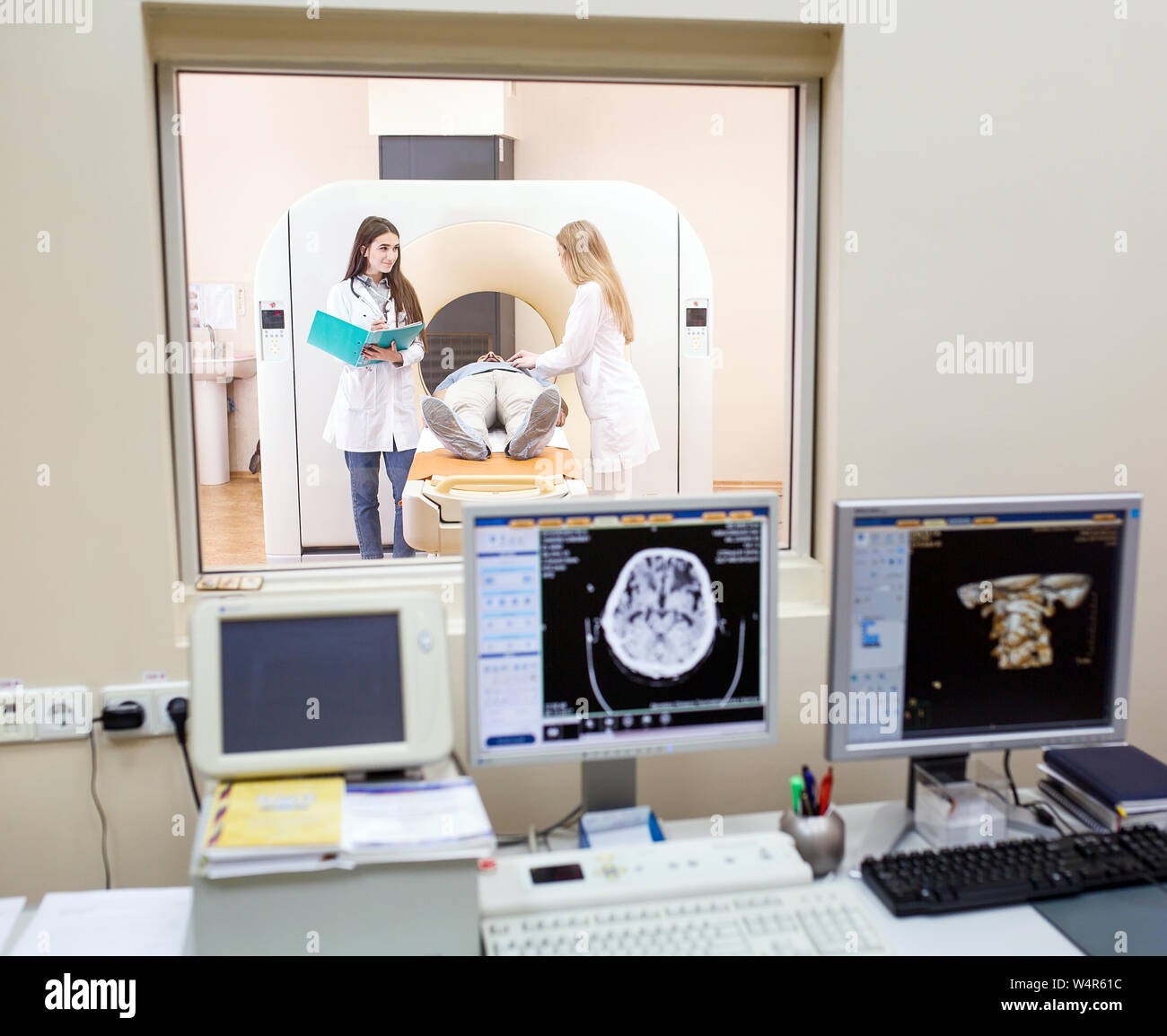 MRI machine and screens with doctor and nurse Stock Photo Alamy