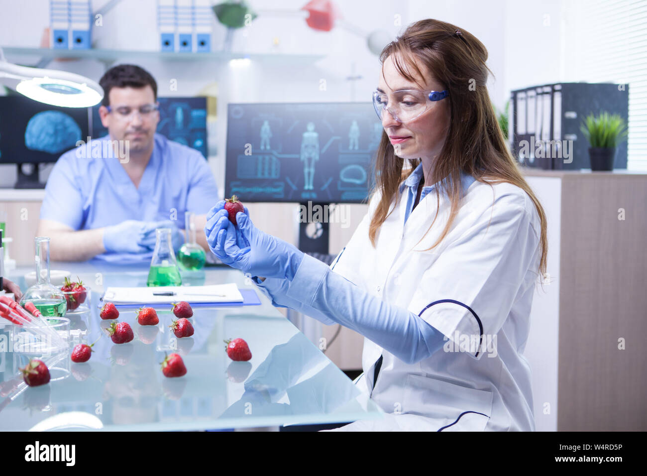 Лаборатория защитный костюм. Лаборанта баклаборатории. Чистые помещения лаборатория. Стерильная комната в лаборатории. Спецодежда для лаборатории.