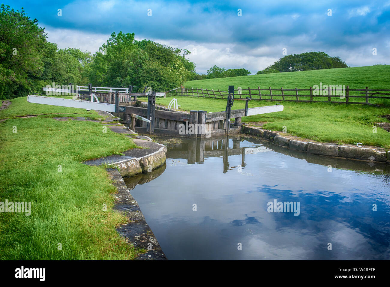 English countryside summer gate hi-res stock photography and images - Alamy