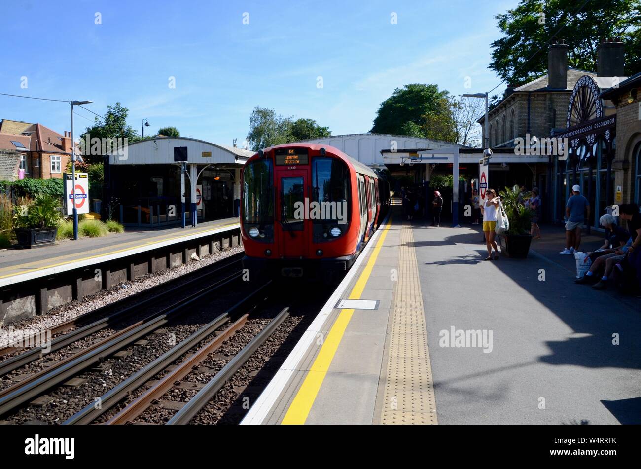Kew gardens station hires stock photography and images Alamy