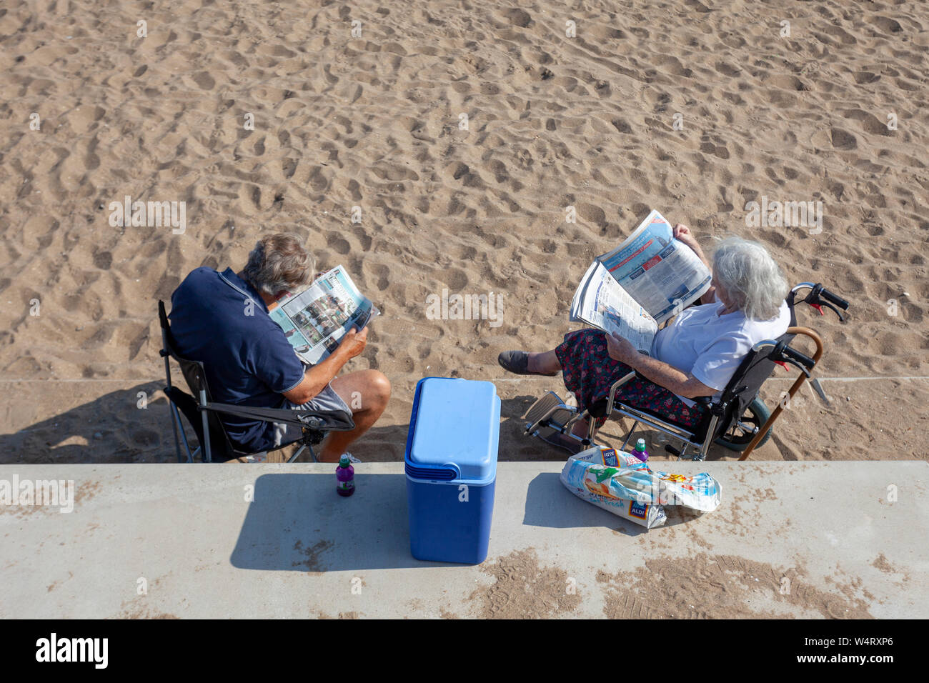 North Wales, UK. 25th July, 2019. UK Weather: Heatwave weather could break UK all time records today for some parts of the UK with temperatures expected to reach the 39C for the south east with many parts above 30C. The North Wales coastline bathed in hot sunshine as the heatwave reaches its peak today as these beach goers discovered at Colwyn Bay Beach, North Wales. Credit: DGDImages/Alamy Live News Stock Photo