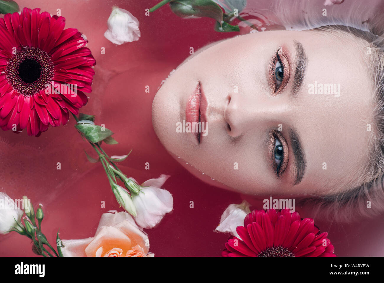 Woman in bathtub roses hi-res stock photography and images - Alamy