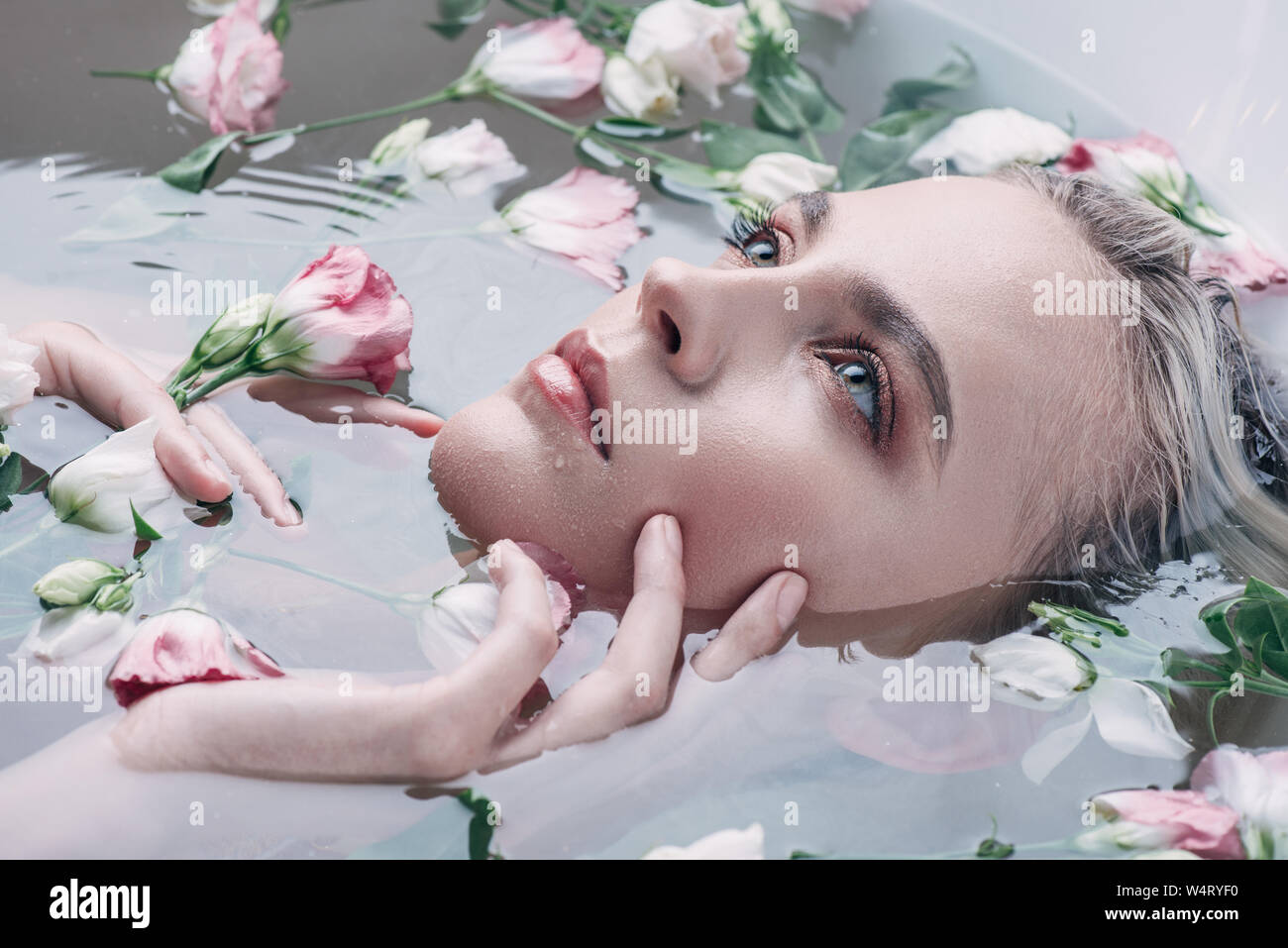 Woman in bathtub roses hi-res stock photography and images - Alamy