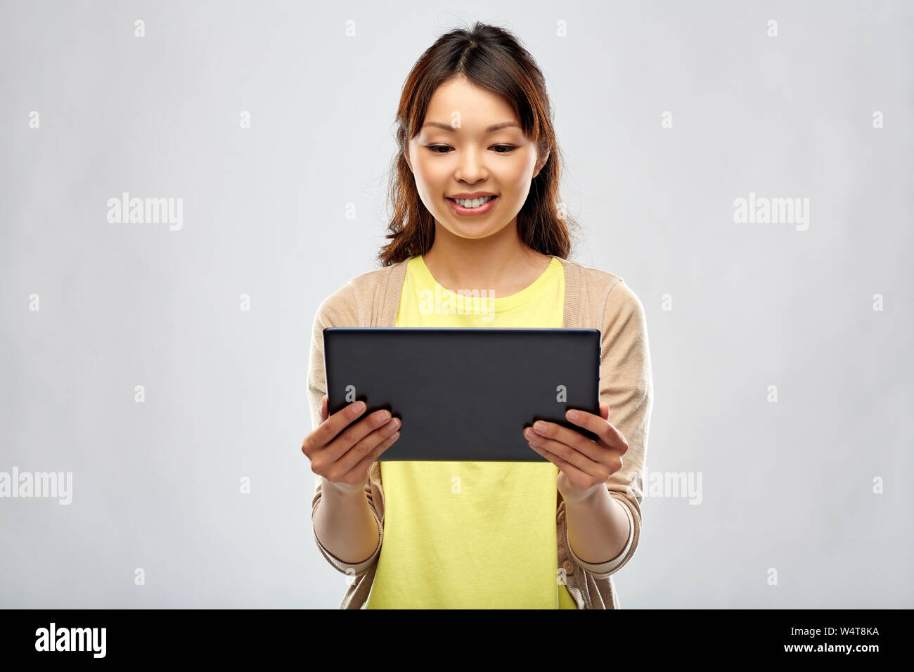 Japanese woman smiling using tablet hi-res stock photography and images ...