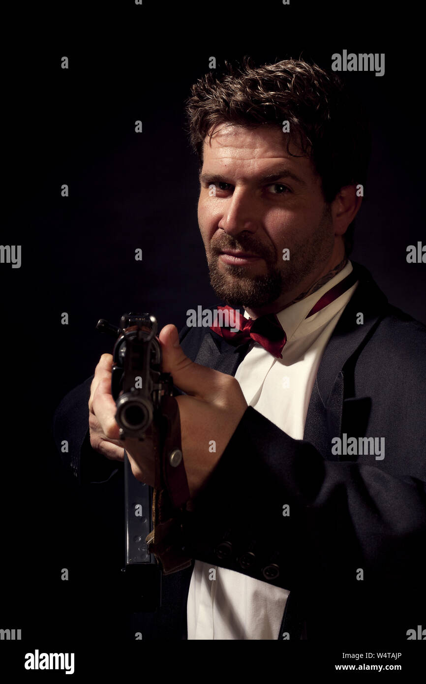 American mafia gangster man in suit with gun Stock Photo - Alamy