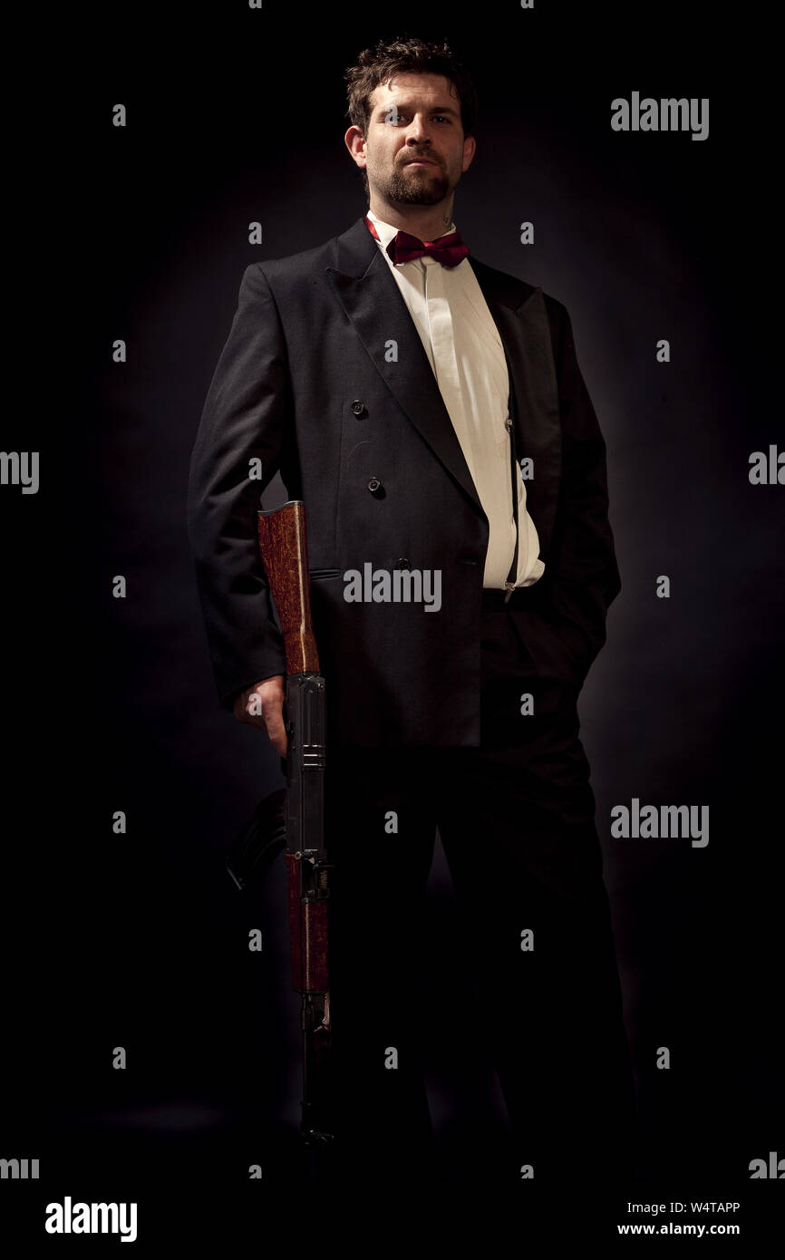 American mafia gangster man in suit with gun Stock Photo - Alamy