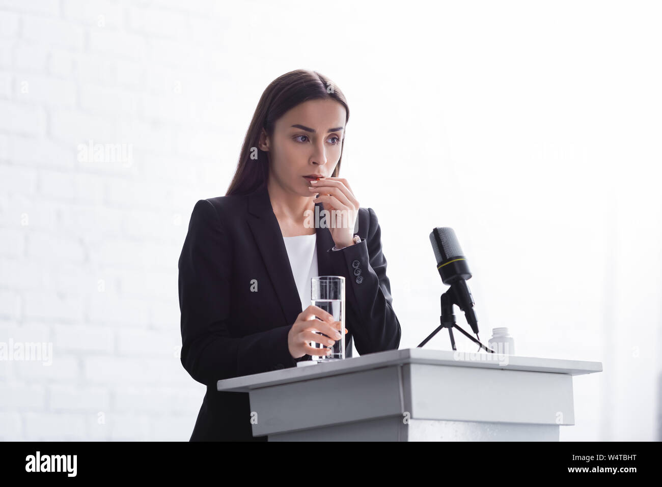 Допрос подозреваемого. Выступать подозреваемым. Выступать подозреваемым. Выступление перед аудиторией. Оратор с микрофоном.