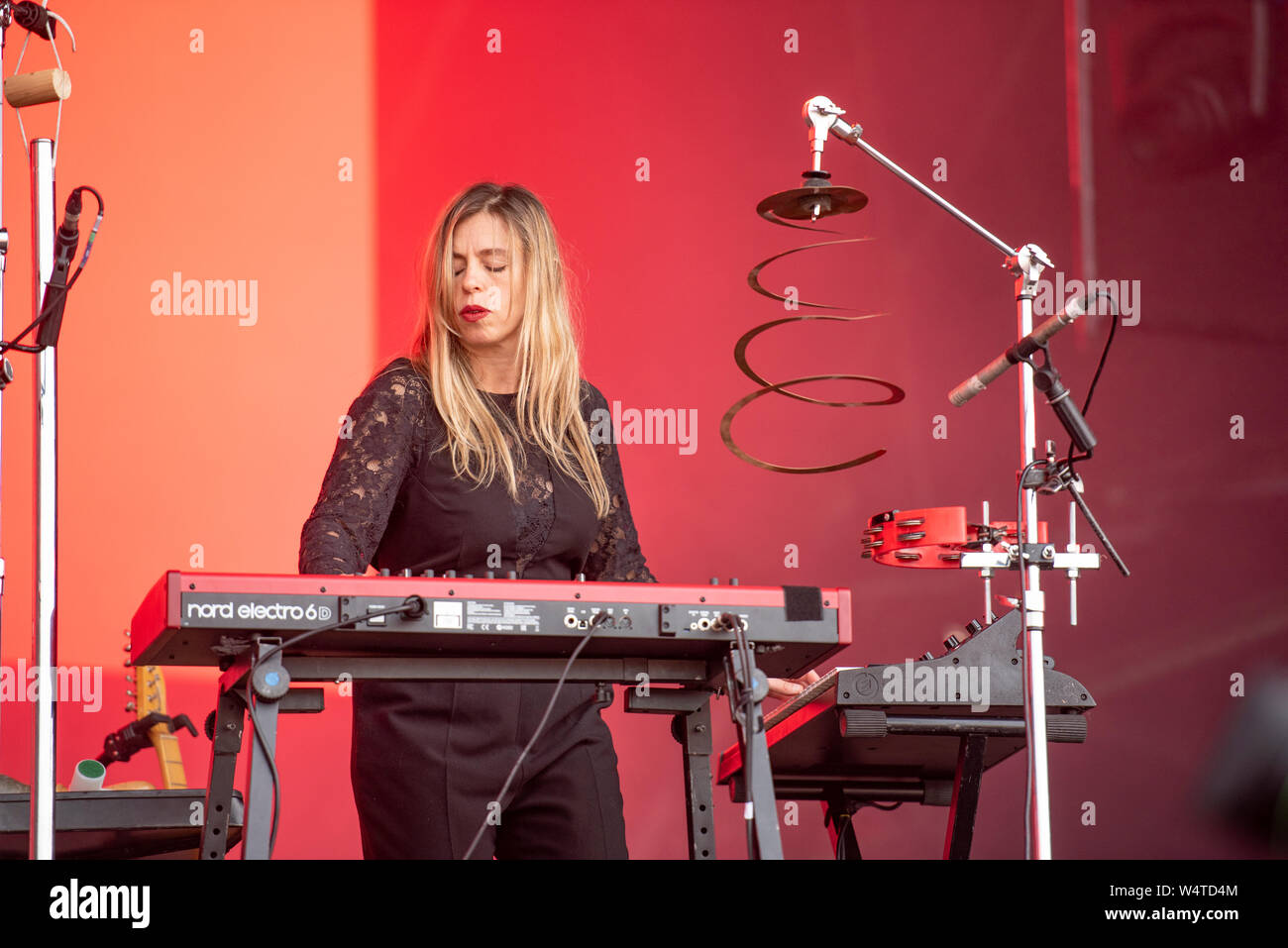 Cheshire, UK. 21st July 2019. Anna Calvi performs on the main stage at Bluedot Festival,  Jodrell Bank Observatory Chesire 2019, 2019-07-21 Stock Photo