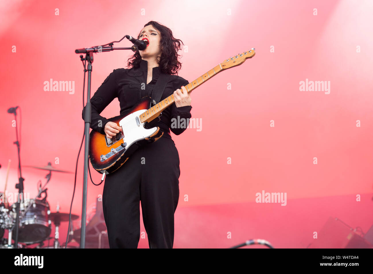Cheshire, UK. 21st July 2019. Anna Calvi performs on the main stage at Bluedot Festival,  Jodrell Bank Observatory Chesire 2019, 2019-07-21 Stock Photo