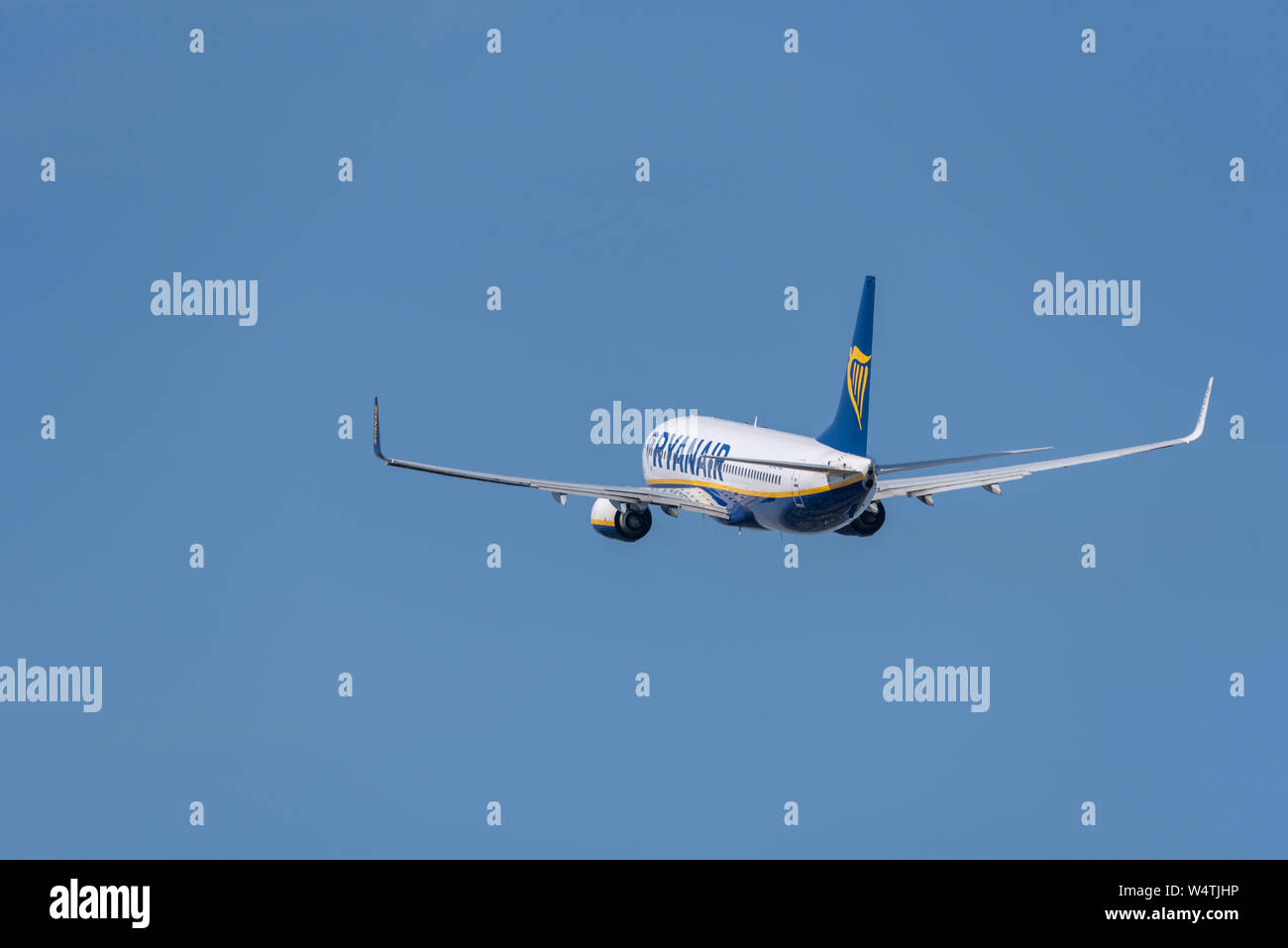 Plane taking off climb rear hi-res stock photography and images - Alamy
