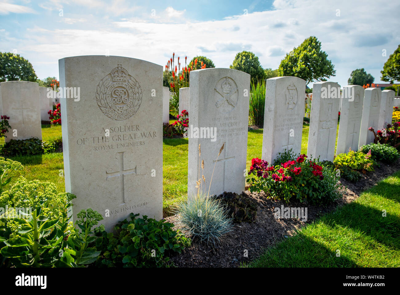 België. Ieper. Artillery Wood Cemetery is een Britse militaire begraafplaats met gesneuvelden uit de Eerste Wereldoorlog, gelegen in het Belgische dor Stock Photo