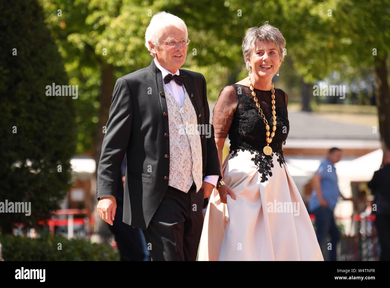 Bayreuth, Germany. 25th July, 2019. The Lord Mayor of Bayreuth, Brigitte Merk-Erbe, and her husband Thomas are coming to the beginning of the Bayreuth Festival 2019. The Richard Wagner Festival will begin in Bayreuth on Thursday. Numerous celebrities are expected on the red carpet. (To dpa 'Bayreuth Festival start in heat with new 'Tannhäuser'') Credit: Tobias Hase/dpa/Alamy Live News Stock Photo