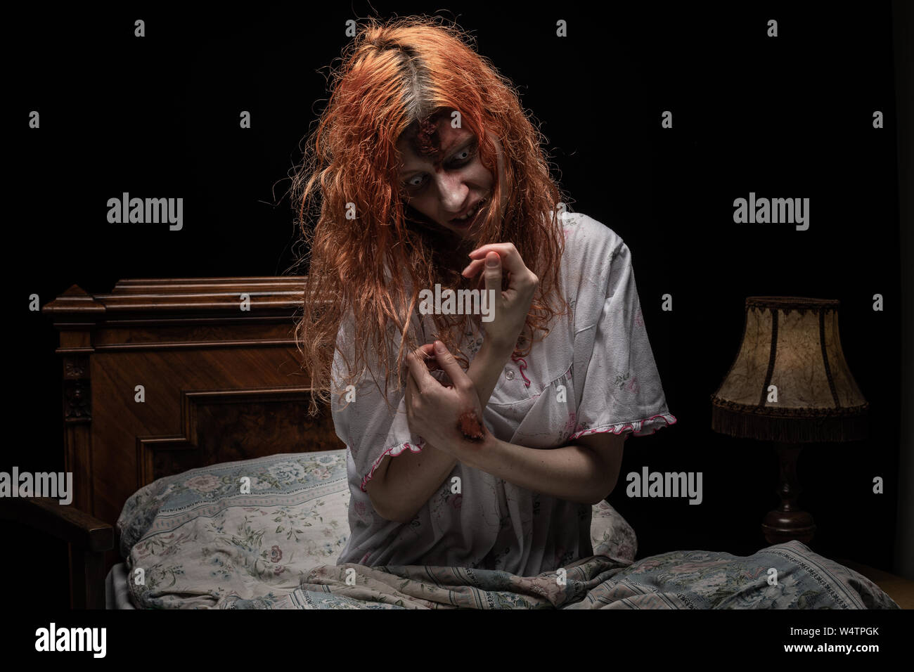 Foto de Mulher Assustador Possuída Pelo Diabo Na Cama Exorcismo Do  Sacerdote e mais fotos de stock de Adulto - iStock