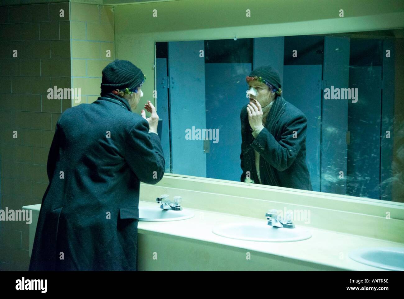 Beau plombier avec clé lavabo dans salle de bains Photo Stock - Alamy