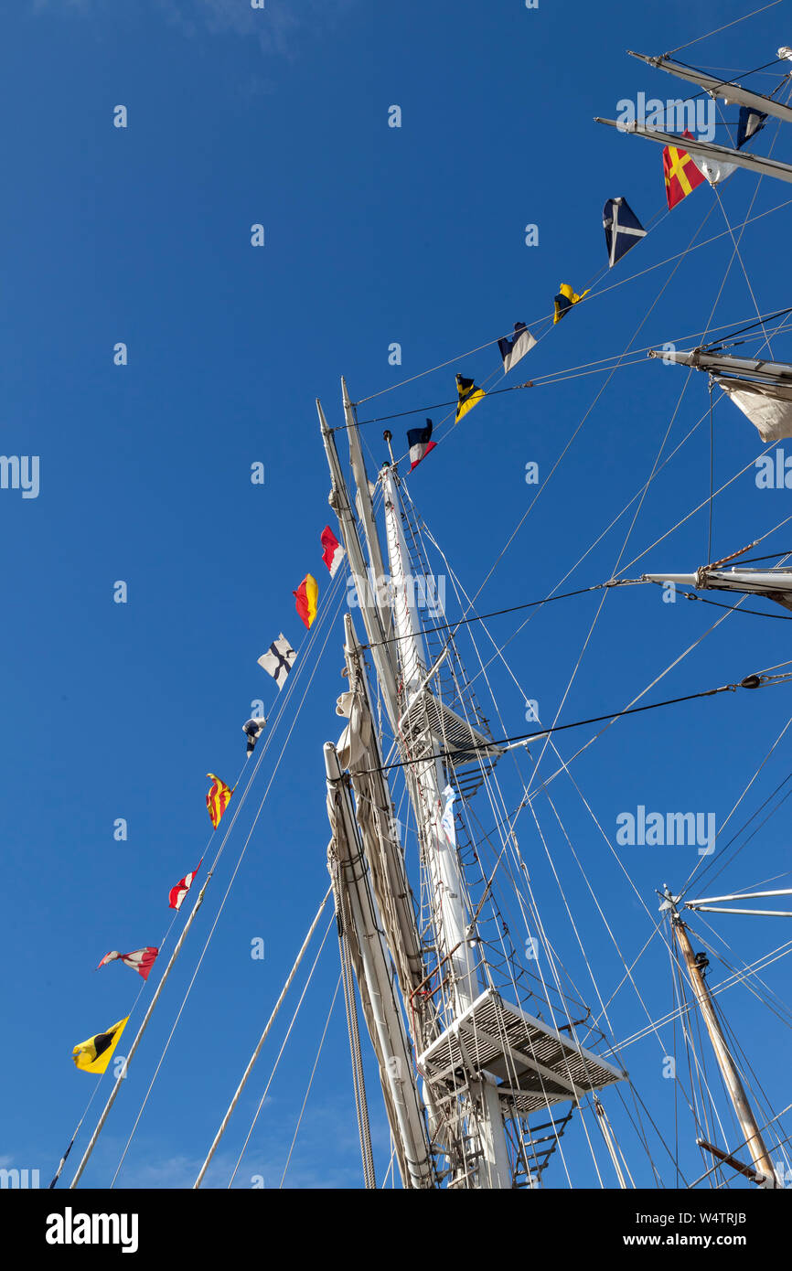 Full rigged tall ships hi-res stock photography and images - Alamy