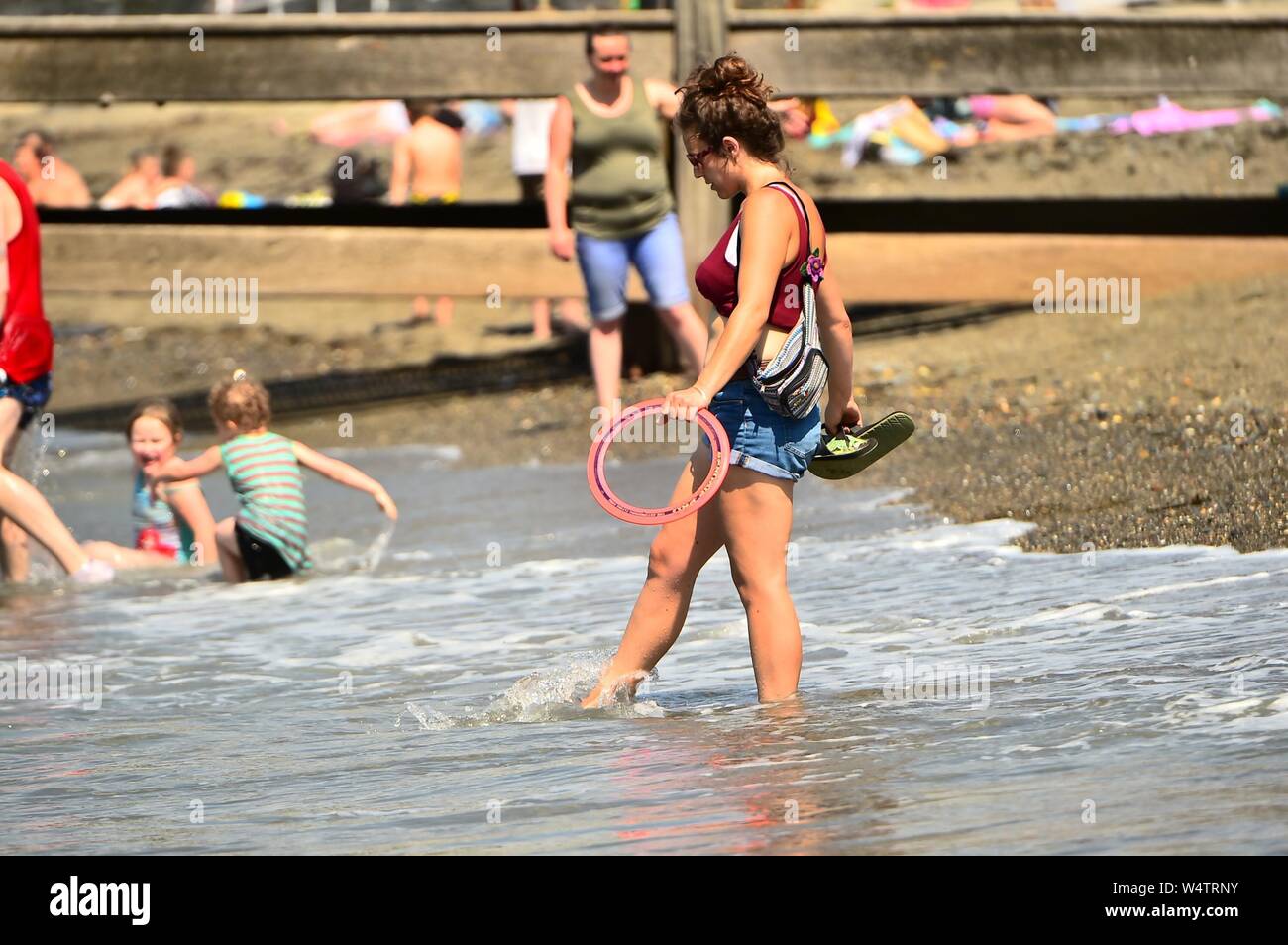 Aberystwyth, UK. 25th July, 2019.  UK weather: People at the seaside in Aberystwyth, west Wales, on yet another scorching day as a plume of hot air continues dominate the UK, with the likelihood of record breaking temperatures of 38 or 39ºc in parts of the south east this afternoon. Photo Credit: keith morris/Alamy Live News Stock Photo