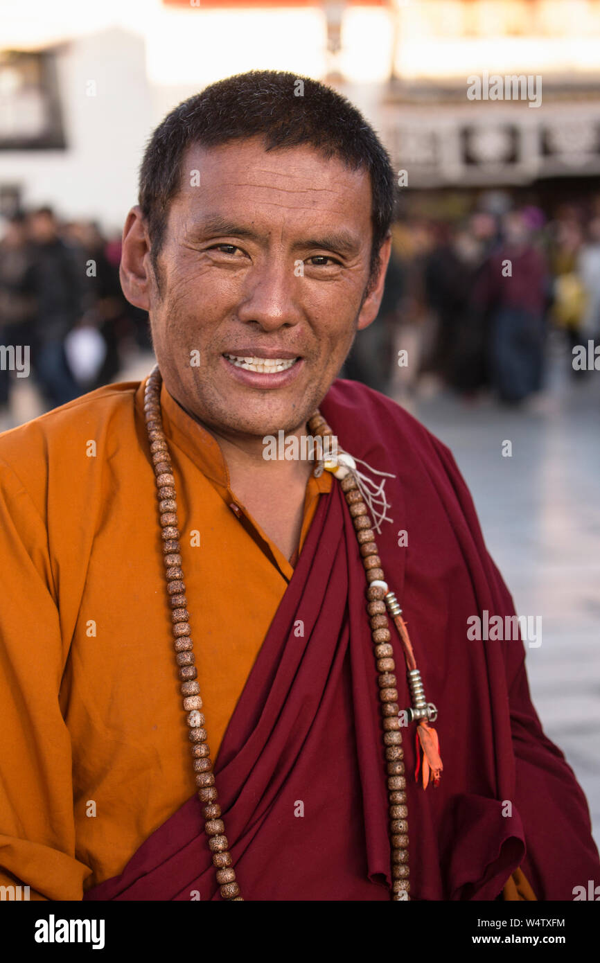 China, Tibet, Lhasa, A Tibetan Buddhist monk at the Jokhang Temple wearing  mala rosary beads Stock Photo - Alamy