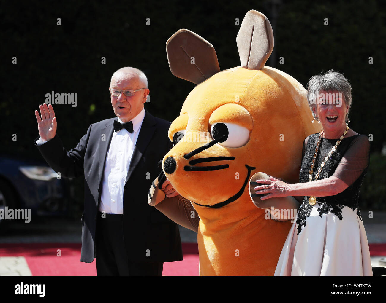Bayreuth, Germany. 25th July, 2019. Armin Maiwald and the mouse from 'Die Sendung mit der Maus' arrive at the beginning of the Bayreuth Festival 2019 and are welcomed by the Lord Mayor of Bayreuth, Brigitte Merk-Erbe. The Richard Wagner Festival begins on Thursday. Numerous celebrities are expected on the red carpet. (To dpa 'Bayreuth Festival start in heat with new 'Tannhäuser'') Credit: Daniel Karmann/dpa/Alamy Live News Stock Photo