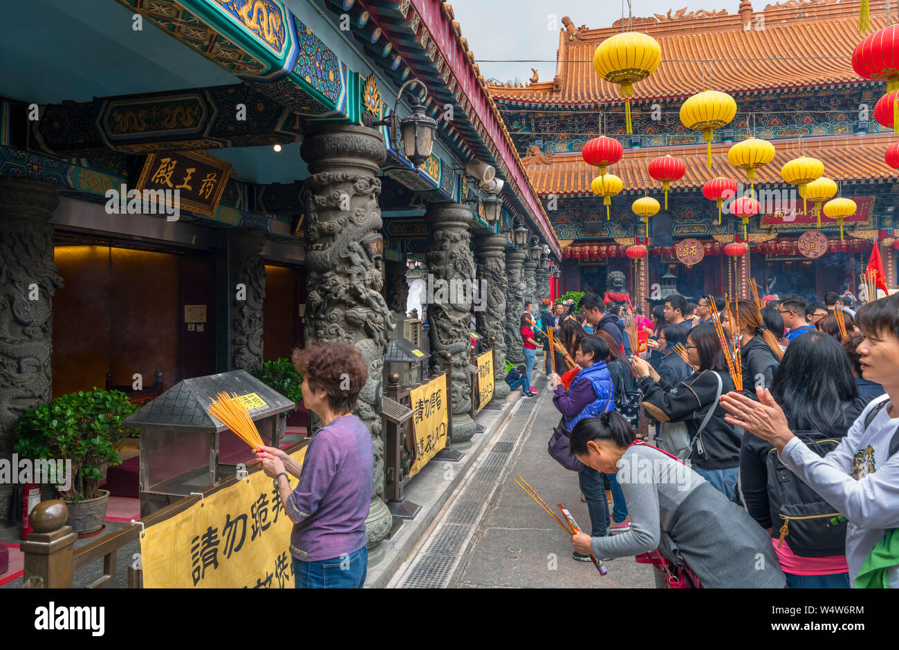 Worshippers at Sik Sik Yuen Wong Tai Sin Temple, a Taoist temple in New Kowloon, Hong Kong, China Stock Photo