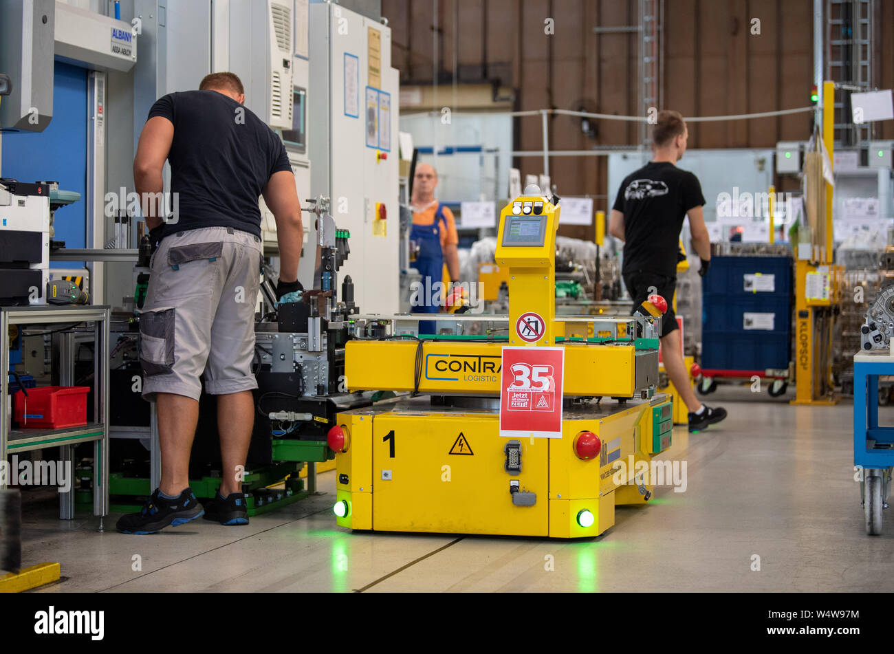 25 July 2019, Brandenburg, Brandenburg an der Havel: An autonomously moving  trolley drives through the production hall of ZF Getriebe GmbH, recorded  during the visit of the Prime Ministers of Brandenburg and