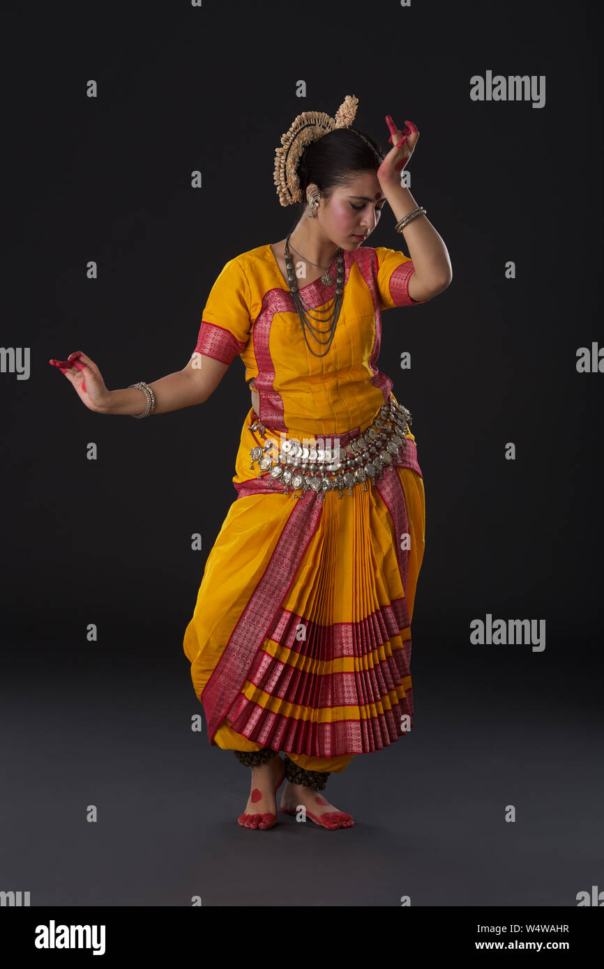 Bharatanatyam Dancers Wearing Traditional Clothing In Tamil Nadu South ...