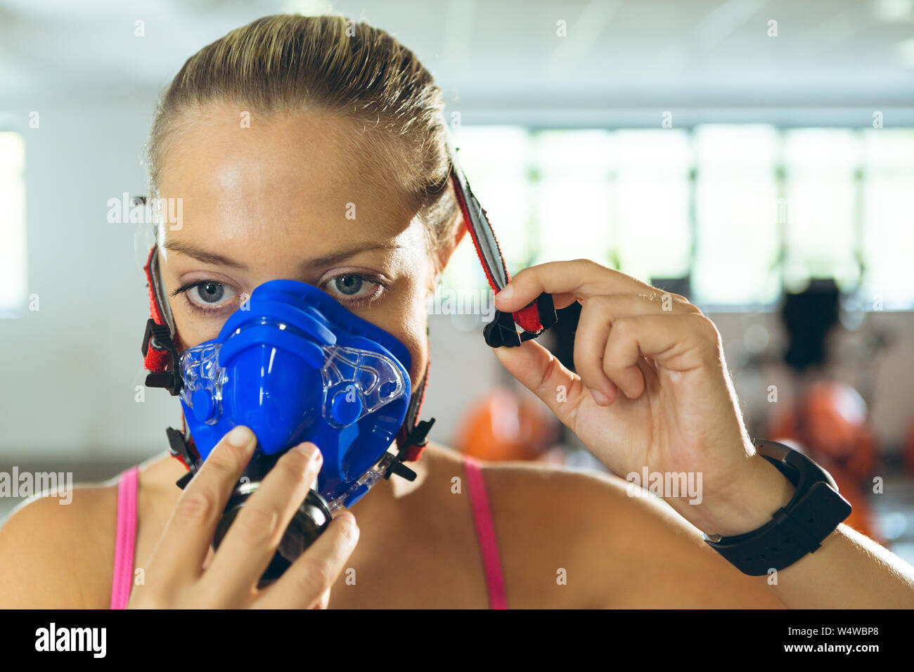 Woman wearing an oxygen mask hi-res stock photography and images - Alamy