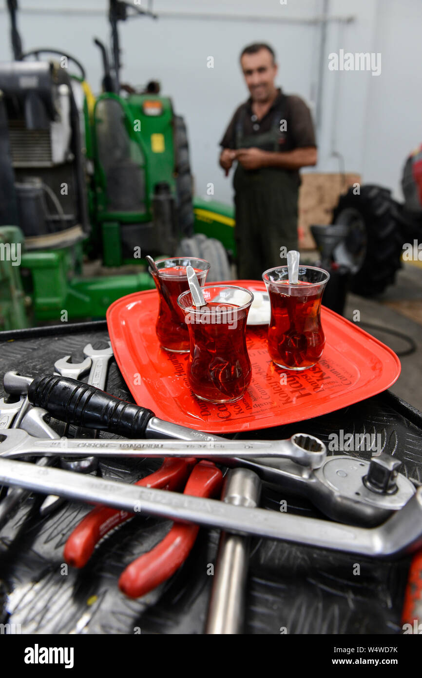 TURKEY Manisa, John Deere Distributor, tractor workshop, teatime , tea in glasses / TUERKEI Manisa, John Deere Haendler, Traktoren Werkstatt, ohne Tee geht nichts Stock Photo