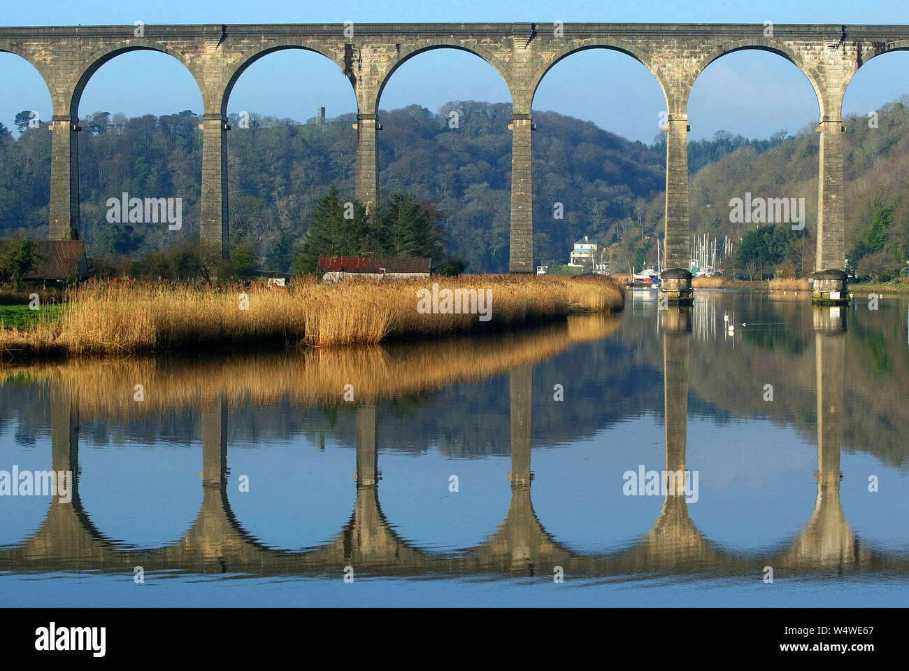 27.01.2004 - The railway viaduct that links Devon to Cornwall across the River Tamar at Calstock, Cornwall, UK. Stock Photo