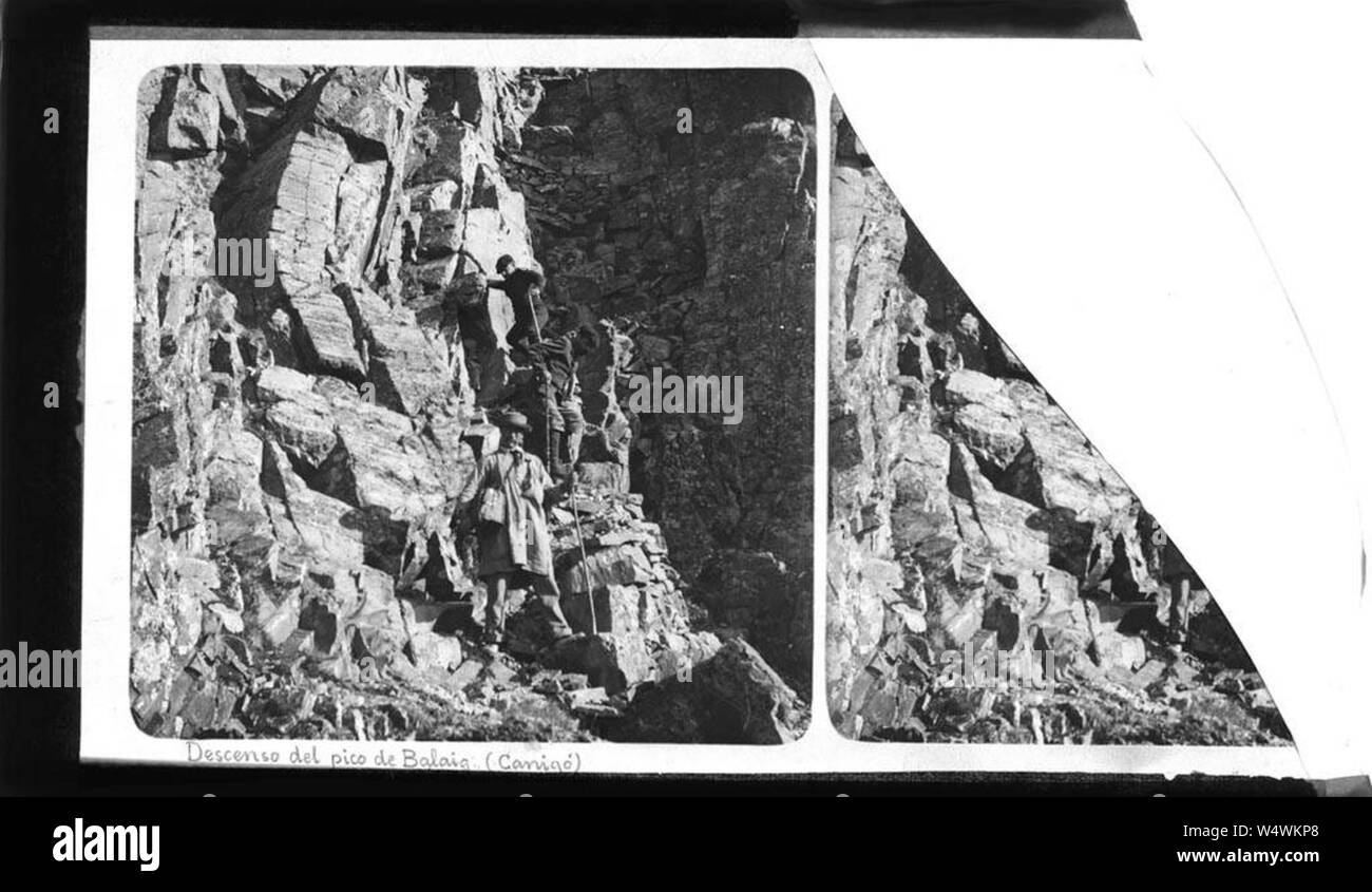 Cordada de tres persones en una roca baixant de Balaig (o Balatg). Stock Photo