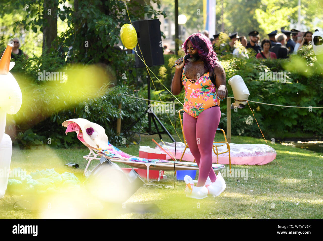 Bayreuth Germany 25th July 19 Le Gateau Chocolat Dragperformer Sings At The Beginning Of The Bayreuth Festival 19 In A Performance At The Weiher In Front Of The Festspielhaus The Richard Wagner