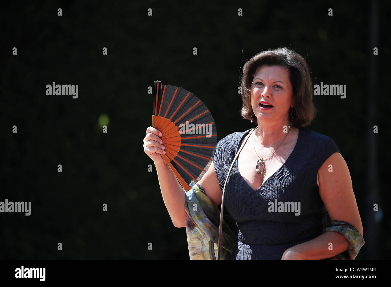 Bayreuth, Germany. 25th July, 2019. Ilse Aigner (CSU), President of the  Bavarian Parliament, comes to the beginning of the Bayreuth Festival 2019  and holds a fan against the heat. The Richard Wagner