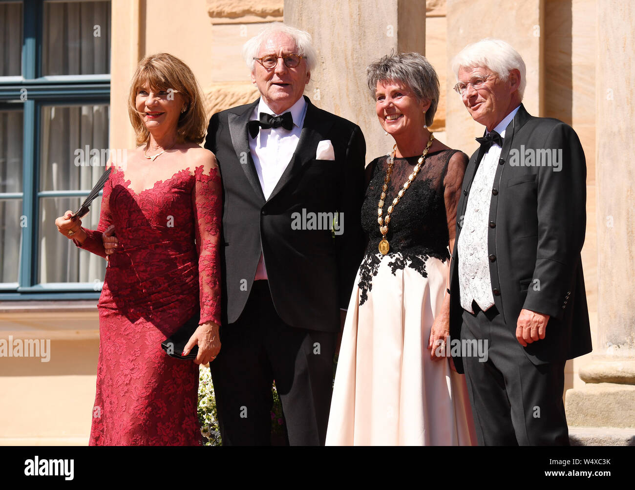 Bayreuth, Germany. 25th July, 2019. Actor Günther Maria-Halmer (2nd from left) arrives with his wife Claudia (l) at the beginning of the Bayreuth Festival 2019 and is welcomed by the Lord Mayor of Bayreuth Brigitte Merk-Erbe and her husband Thomas (r). The Richard Wagner Festival begins in Bayreuth on Thursday. Numerous celebrities walked the red carpet. (To dpa 'Bayreuth Festival start in heat with new 'Tannhäuser'') Credit: Tobias Hase/dpa/Alamy Live News Stock Photo