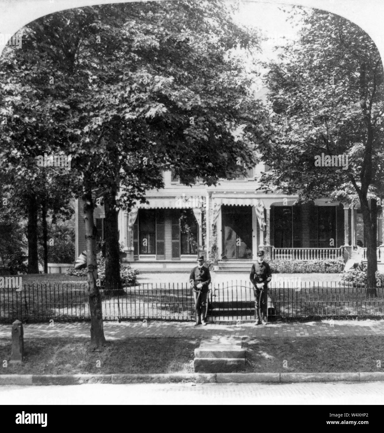 Home of William McKinley with 2 Guards at Gate, Canton, Ohio, USA, Single Image of Stereo Card, Underwood & Underwood, 1901 Stock Photo