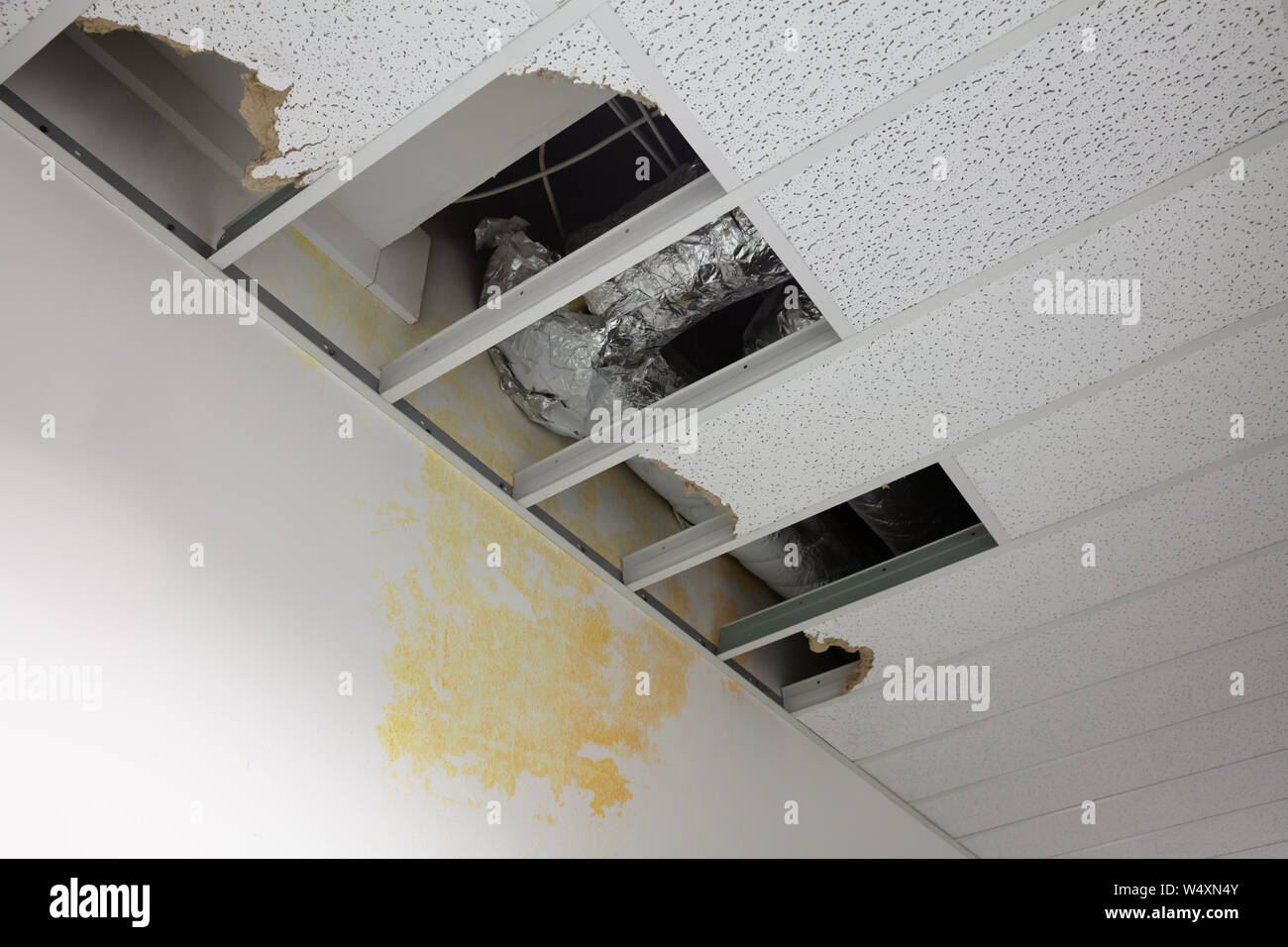 Ceiling crack hires stock photography and images Alamy