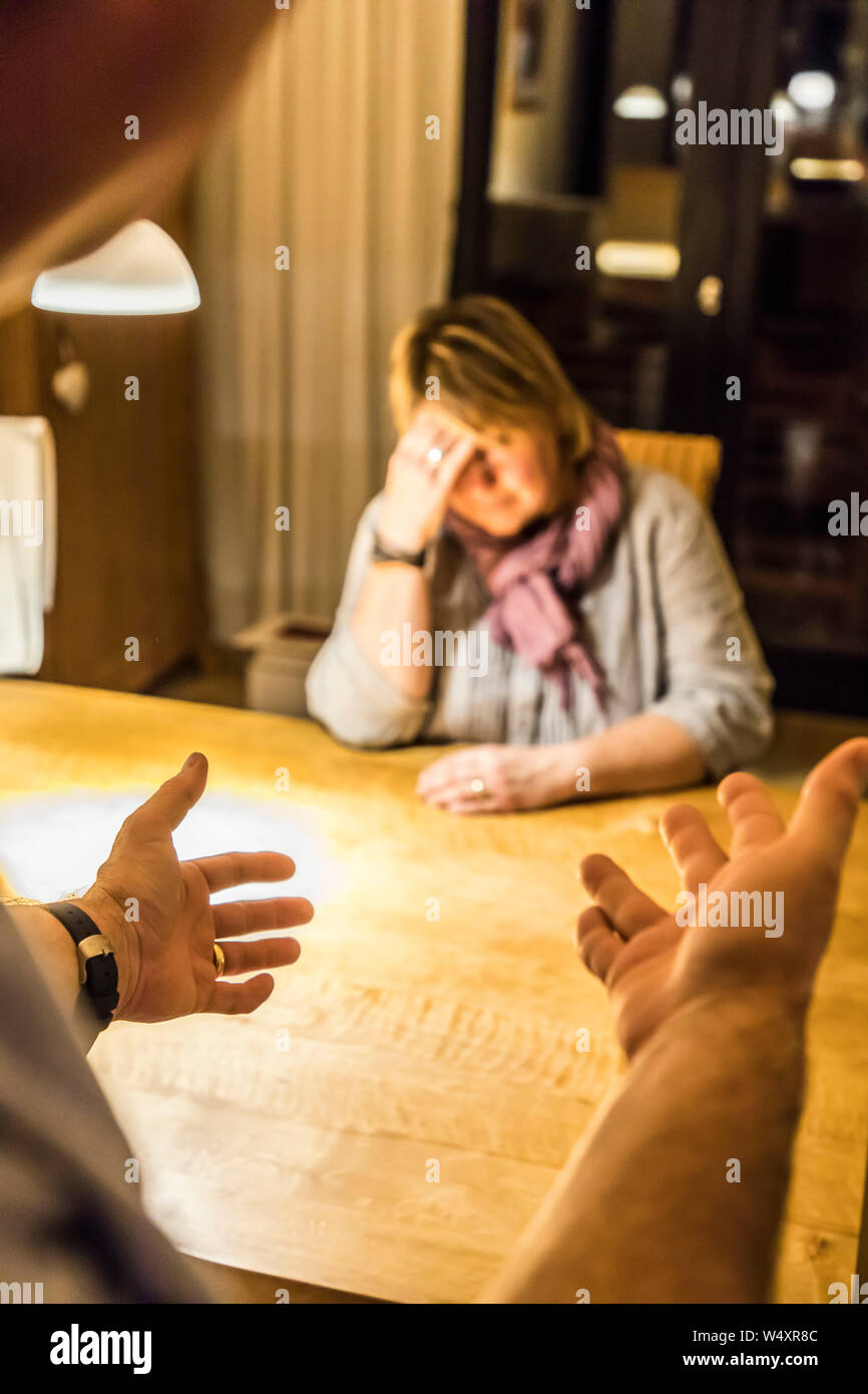 Symbol photo, argument, man and woman argue, discuss controversially