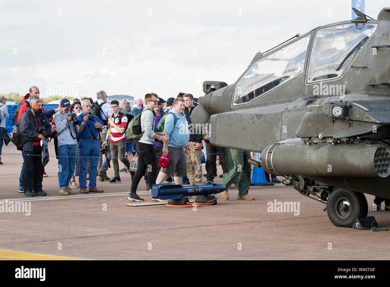 Apache helicopter display hi-res stock photography and images - Alamy