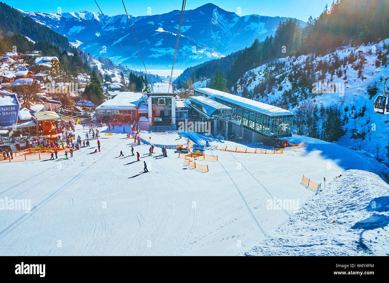 ZELL AM SEE, AUSTRIA - FEBRUARY 28, 2019: Transport to Schmitten mount includes Schmittenhohebahn cableway, Trassxpress lift, net of ski lifts and air Stock Photo