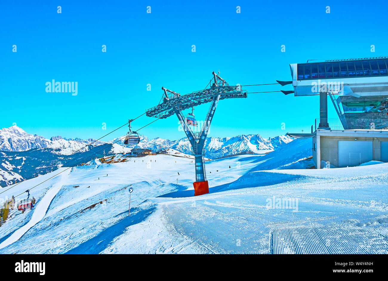 The upper station and tower of Kettingbahn ski lift, carrying passengers to the top of Schmittenhohe mountain, Zell am See, Austria Stock Photo