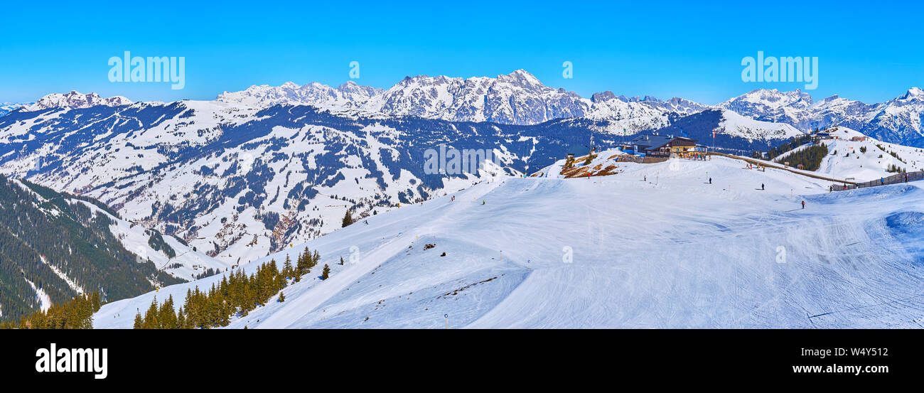 The gentle slope at the start of downhill from Schmittenhohe mount with a view on picturesque Alpine scenery, Zell am See, Austria Stock Photo
