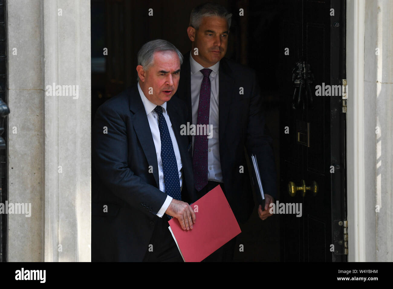 (190725) -- LONDON, July 25, 2019 (Xinhua) -- Britain's Attorney General Geoffrey Cox (L) and Brexit Secretary Stephen Barclay leave 10 Downing Street after attending a cabinet meeting in London, Britain, on July 25, 2019. (Photo by Alberto Pezzali/Xinhua) Stock Photo