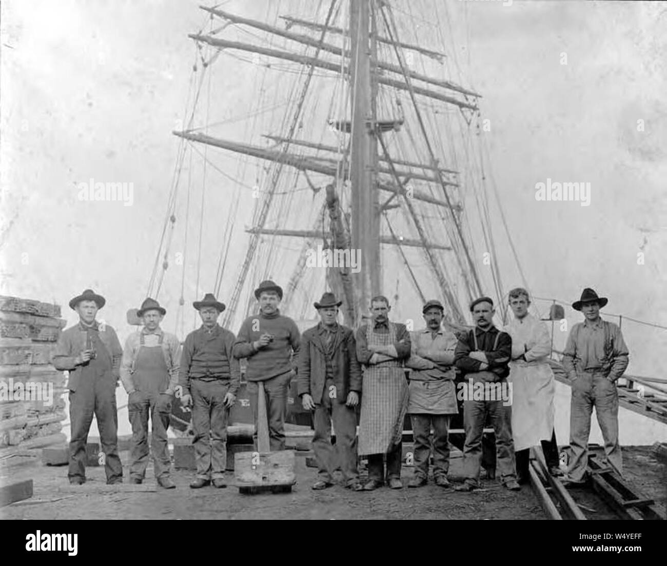 Crew of three-masted bark HESPER posed in front of ship Washington ca 1900 (HESTER 791). Stock Photo