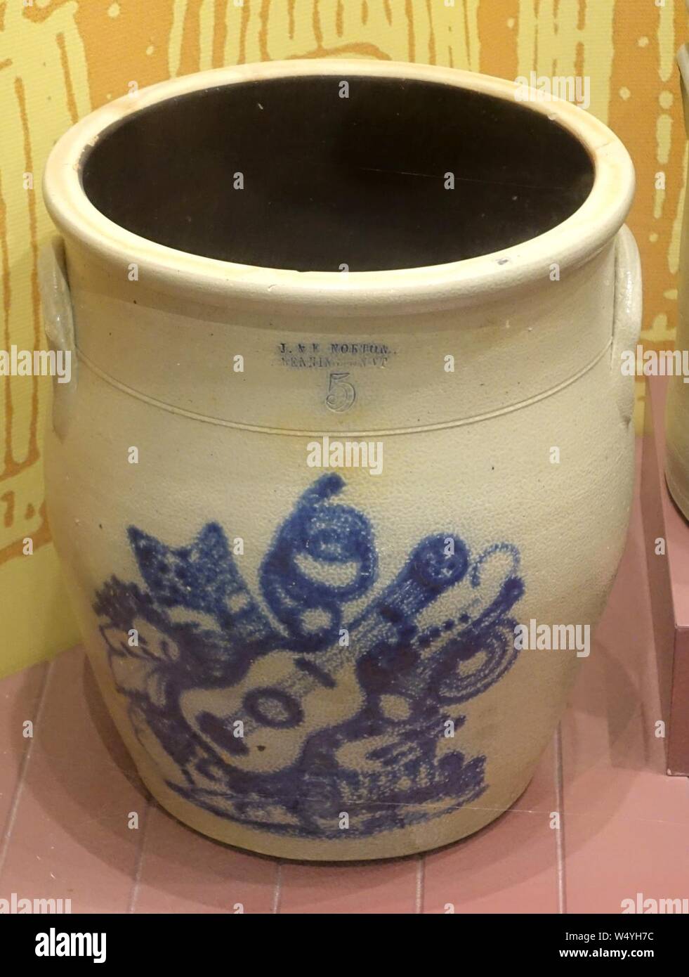 https://c8.alamy.com/comp/W4YH7C/crock-j-e-norton-pottery-1850-1859-salt-glazed-stoneware-with-cobalt-decoration-W4YH7C.jpg