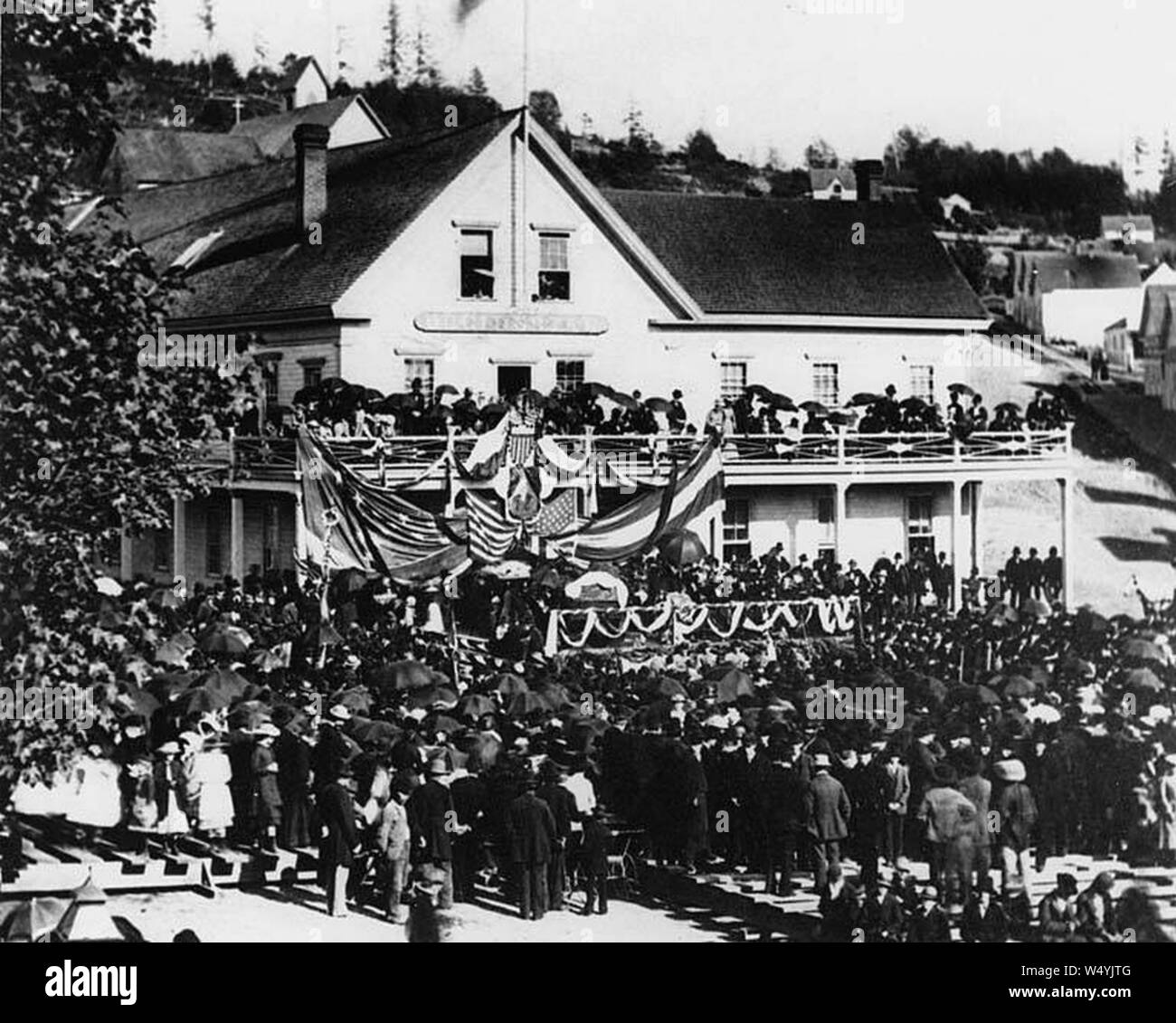 Crowd in Occidental Square in front of Occidental Hotel for the visit