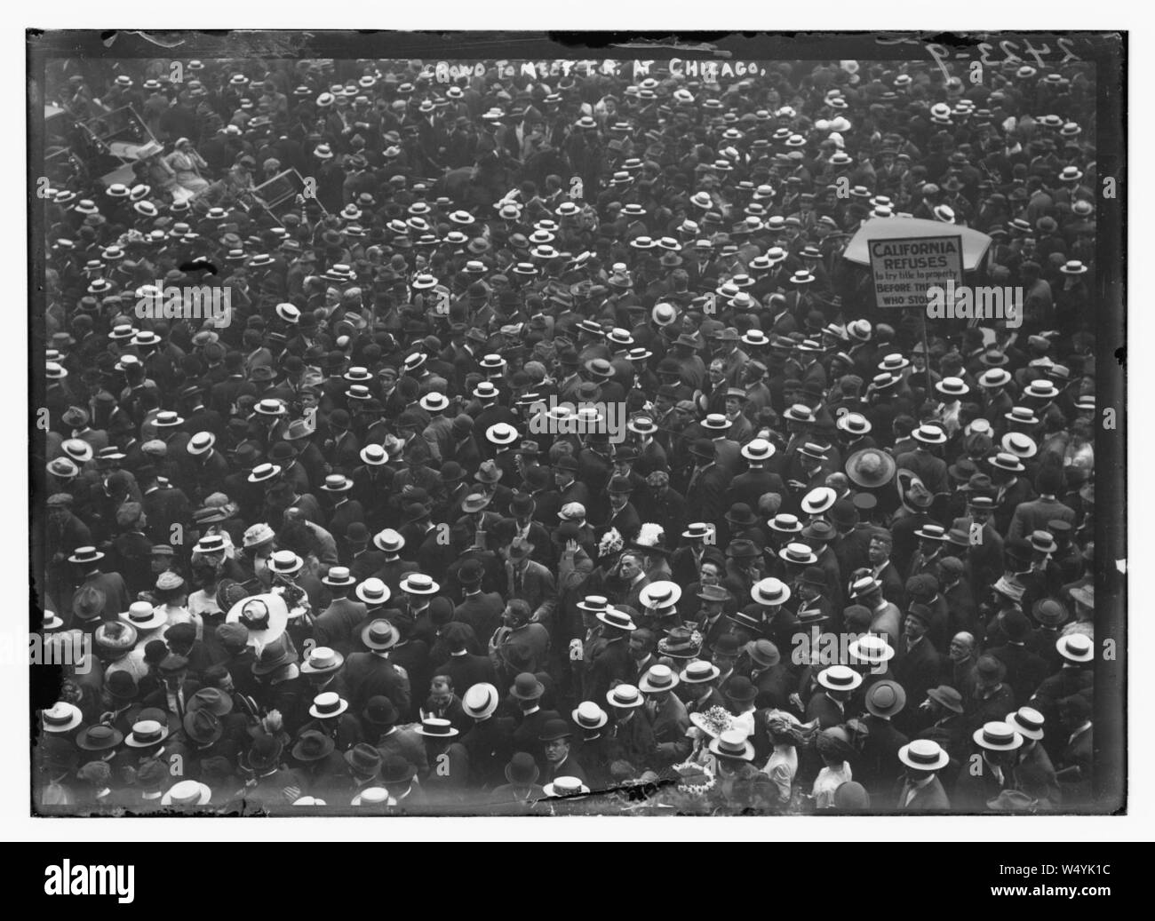 Crowd to meet T.R. (Theodore Roosevelt) at Chicago Stock Photo