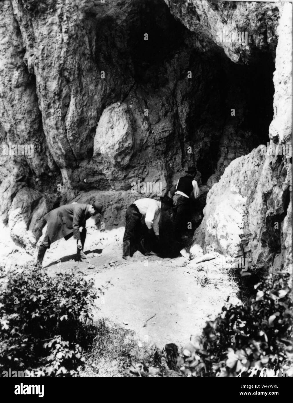 Csévi-barlang 001 Ásatás 1912 Bekey Imre Gábor. Stock Photo